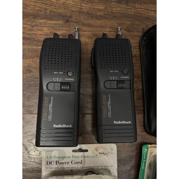 Lot of 2 Radio Shack TRC-235 Walkie Talkie CB Citizens Band Transceiver 3 Ch. - Picture 2 of 7